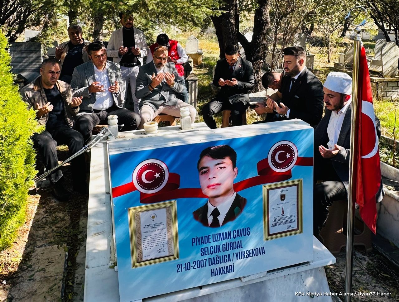 Kahraman Şehidimiz Kabri Başında Dualarla Anıldı - Detay 2