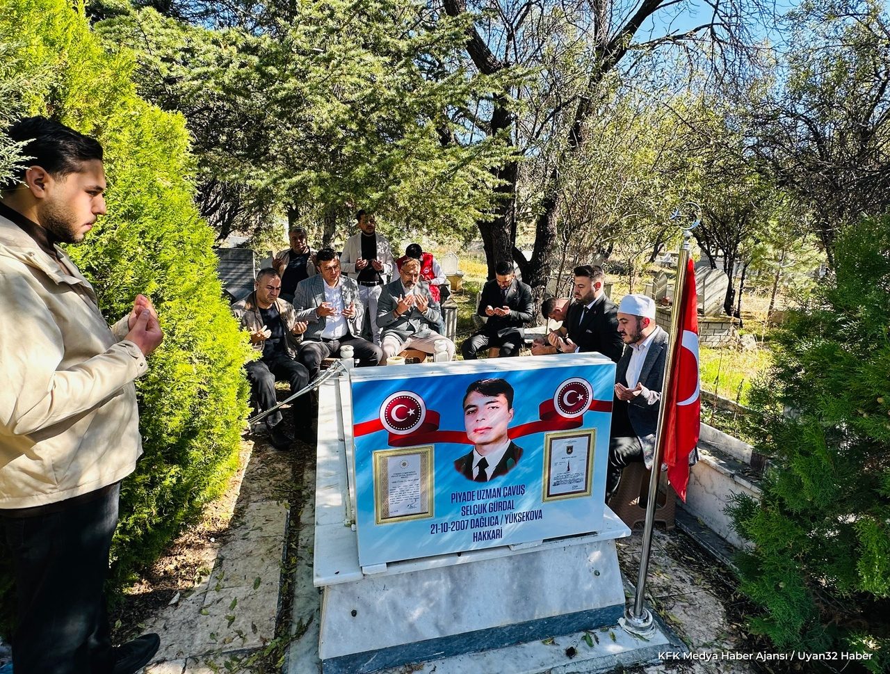 Kahraman Şehidimiz Kabri Başında Dualarla Anıldı - Detay 3