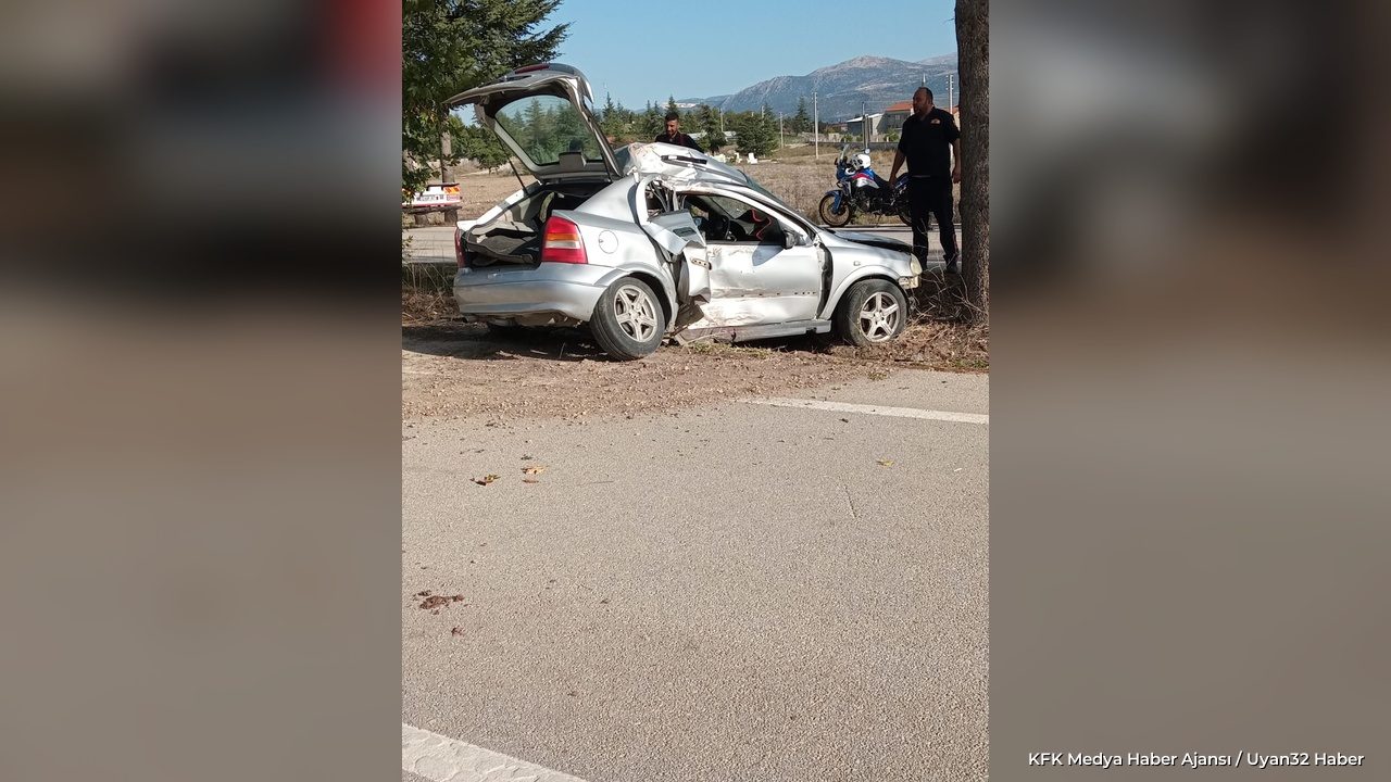 Kontrolden Çıkan Otomobil Ağaca Çarptı - Detay 2