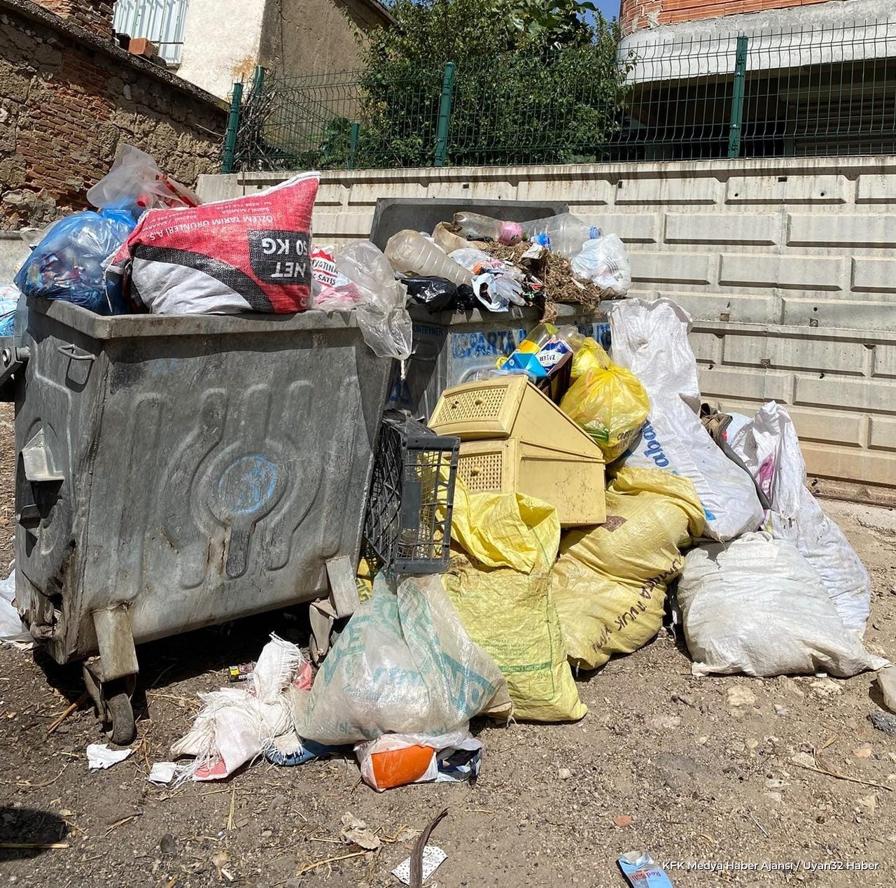 Köyde Çöp Tepkisi: Günlerdir Toplanmadığı İddia Edildi