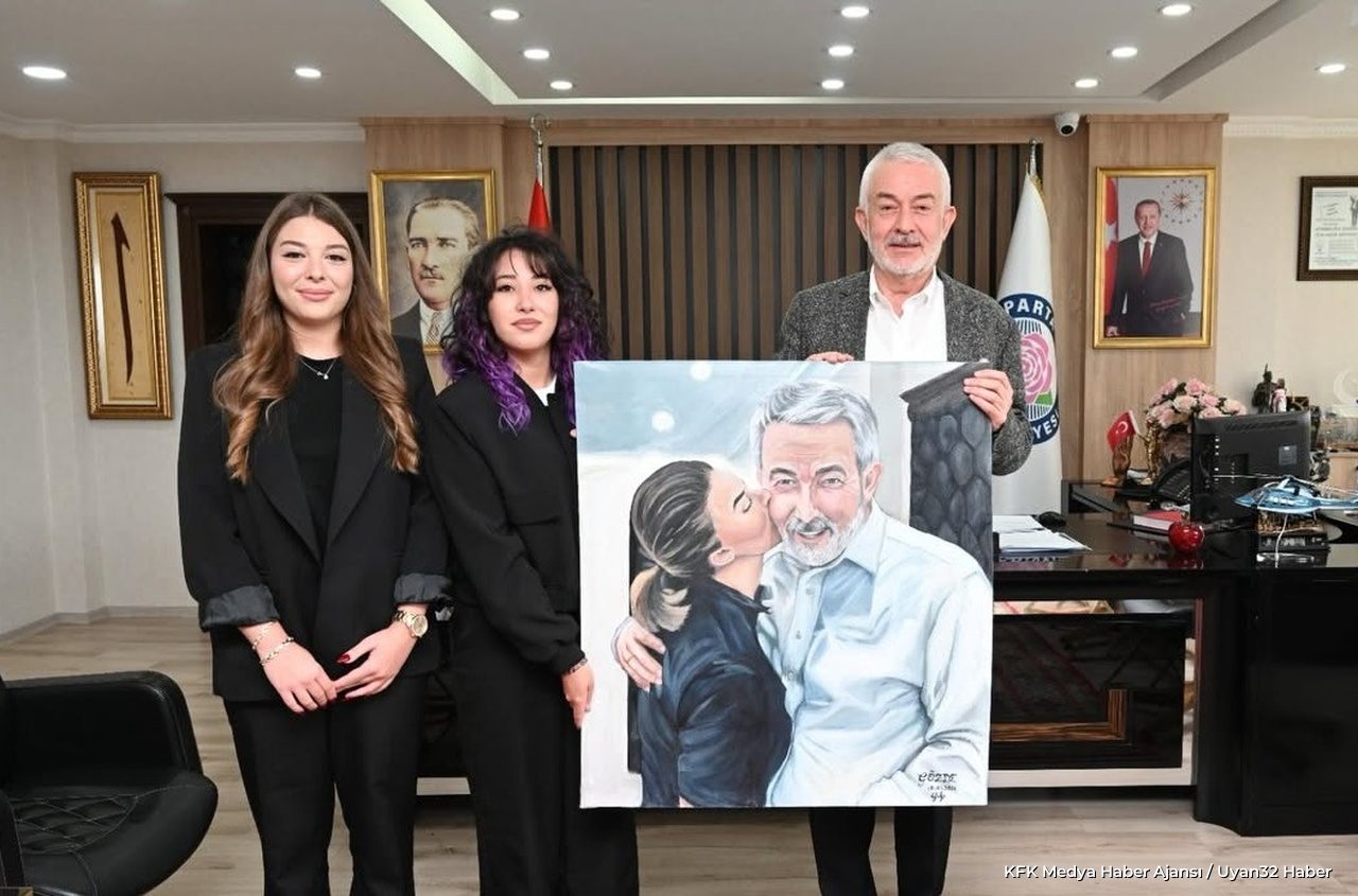 Lise Öğrencisinden Başkan Başdeğirmen'e Anlamlı Tablo Hediyesi