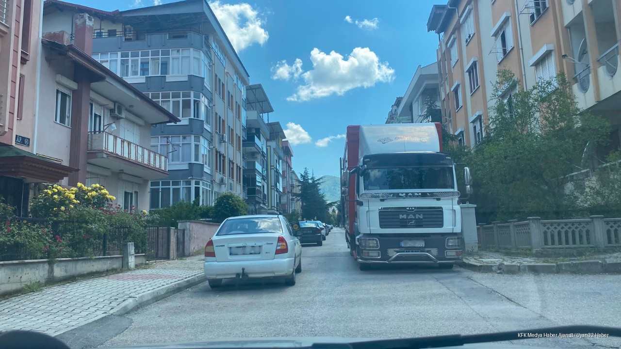 Mahalle Sakinlerinden Trafiği Engelleyen Parka Tepki