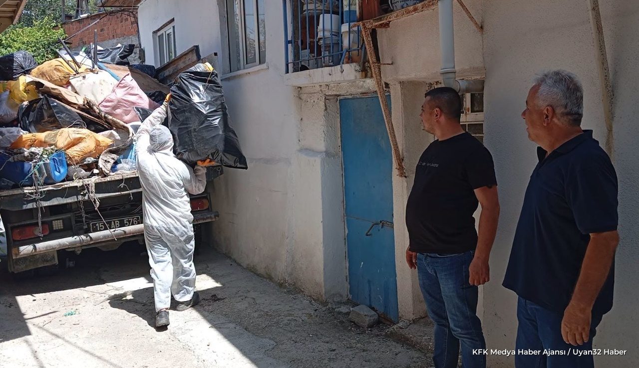 Mahalleyi saran koku şoke etti!Evden tonlarca çöp çıkarıldı