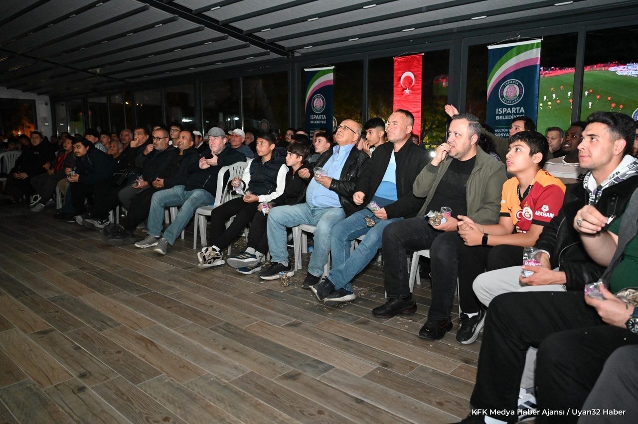 Milli maç Atatürk Parkı’nda dev ekranda izlendi - Detay 3