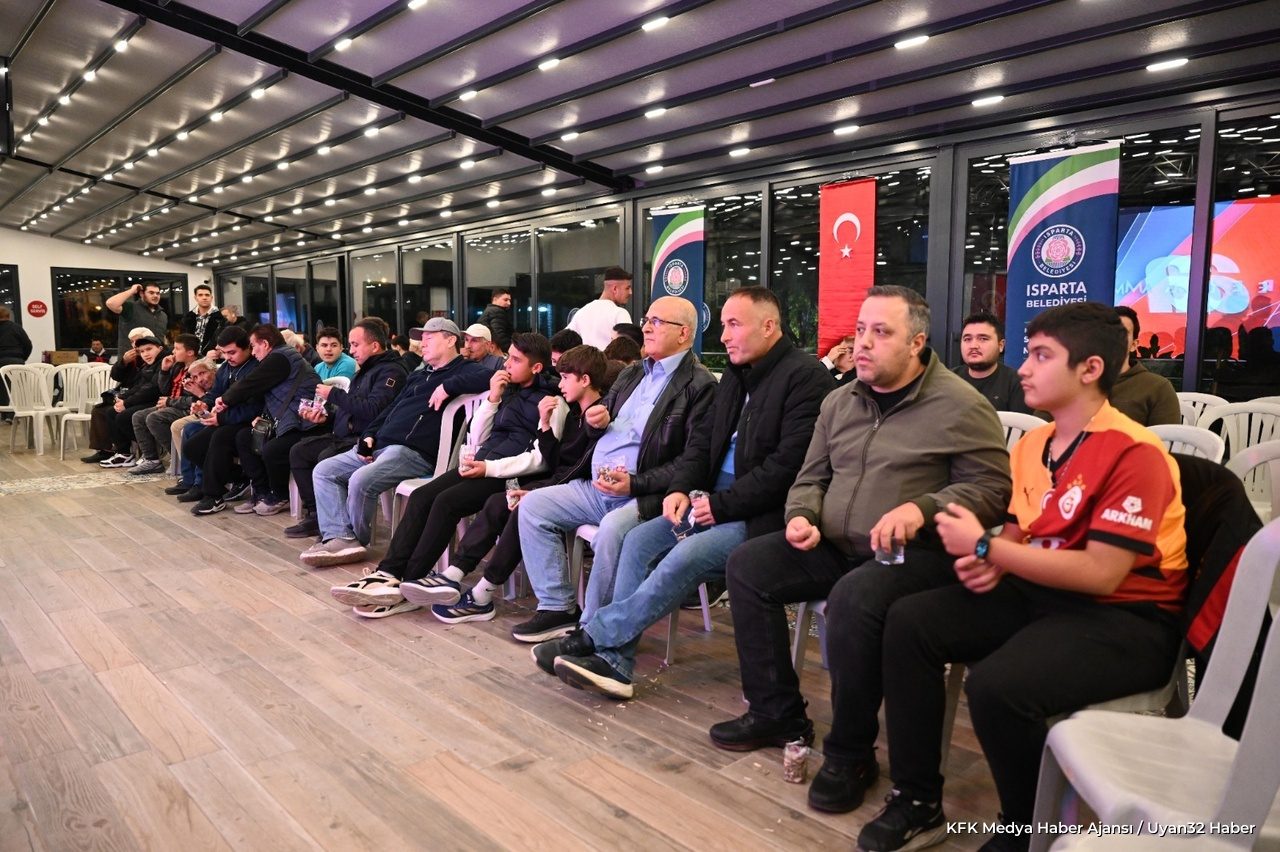 Milli maç Atatürk Parkı’nda dev ekranda izlendi - Detay 6