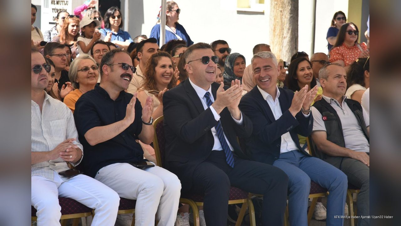 Miniklerden Büyük Gösteri, Başkan Özer Çocukların Coşkusuna Ortak Oldu