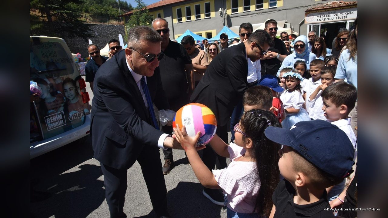 Miniklerden Büyük Gösteri, Başkan Özer Çocukların Coşkusuna Ortak Oldu