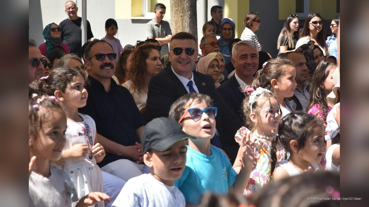Miniklerden Büyük Gösteri, Başkan Özer Çocukların Coşkusuna Ortak Oldu