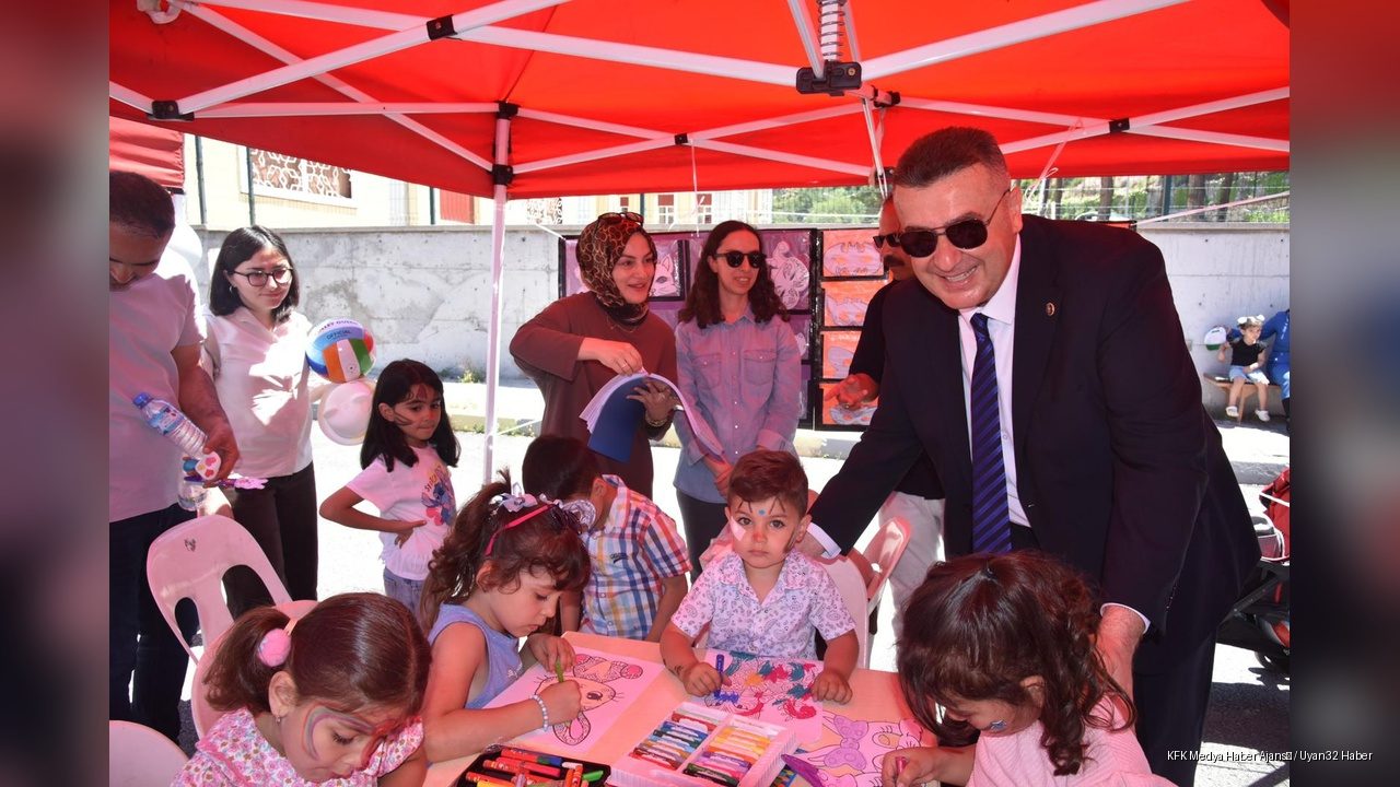 Miniklerden Büyük Gösteri, Başkan Özer Çocukların Coşkusuna Ortak Oldu
