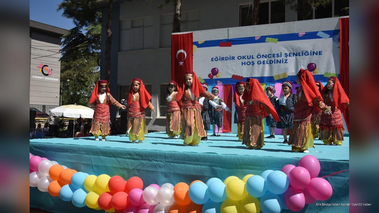 Miniklerden Büyük Gösteri, Başkan Özer Çocukların Coşkusuna Ortak Oldu