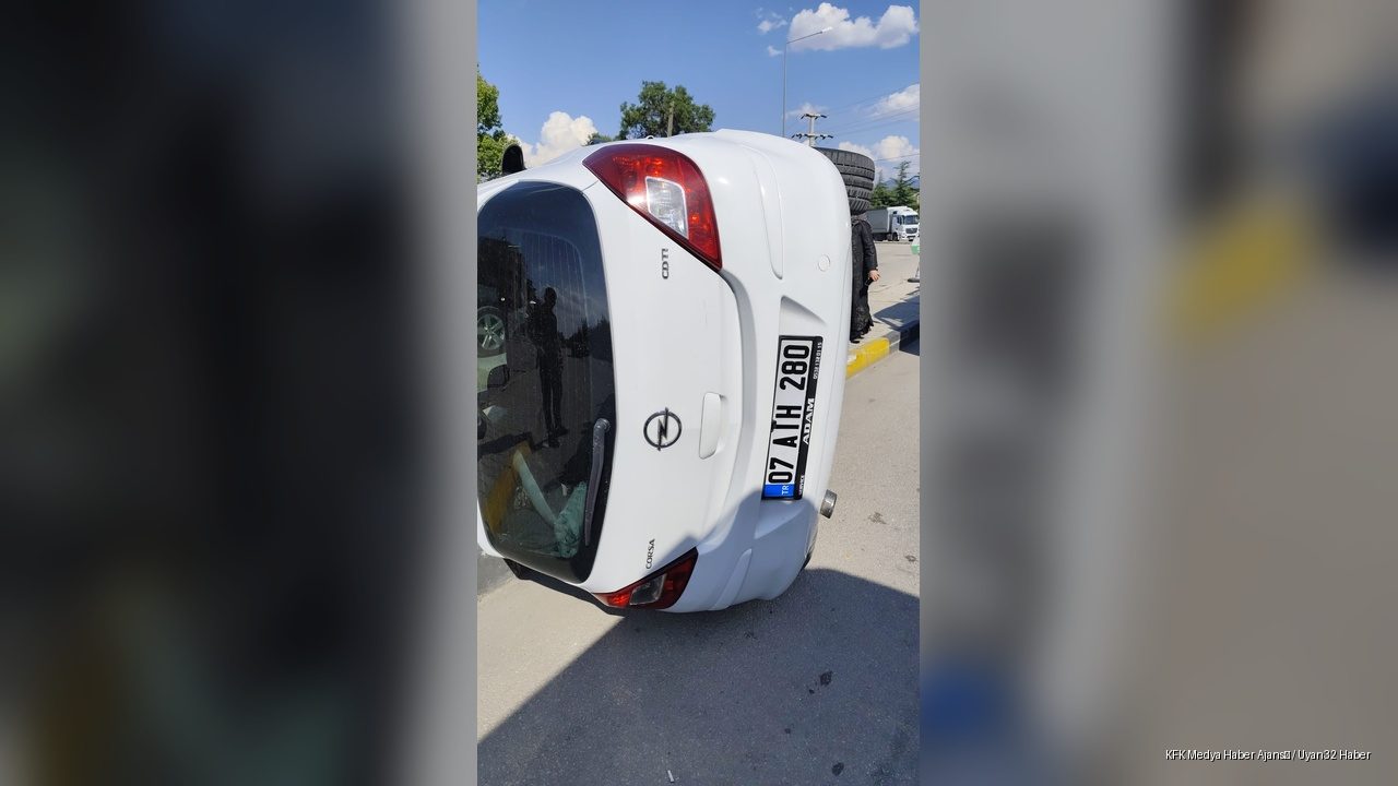 Otomobil kaldırıma çarpıp yan yattı Sürücü itfaiye ekiplerince kurtarıldı