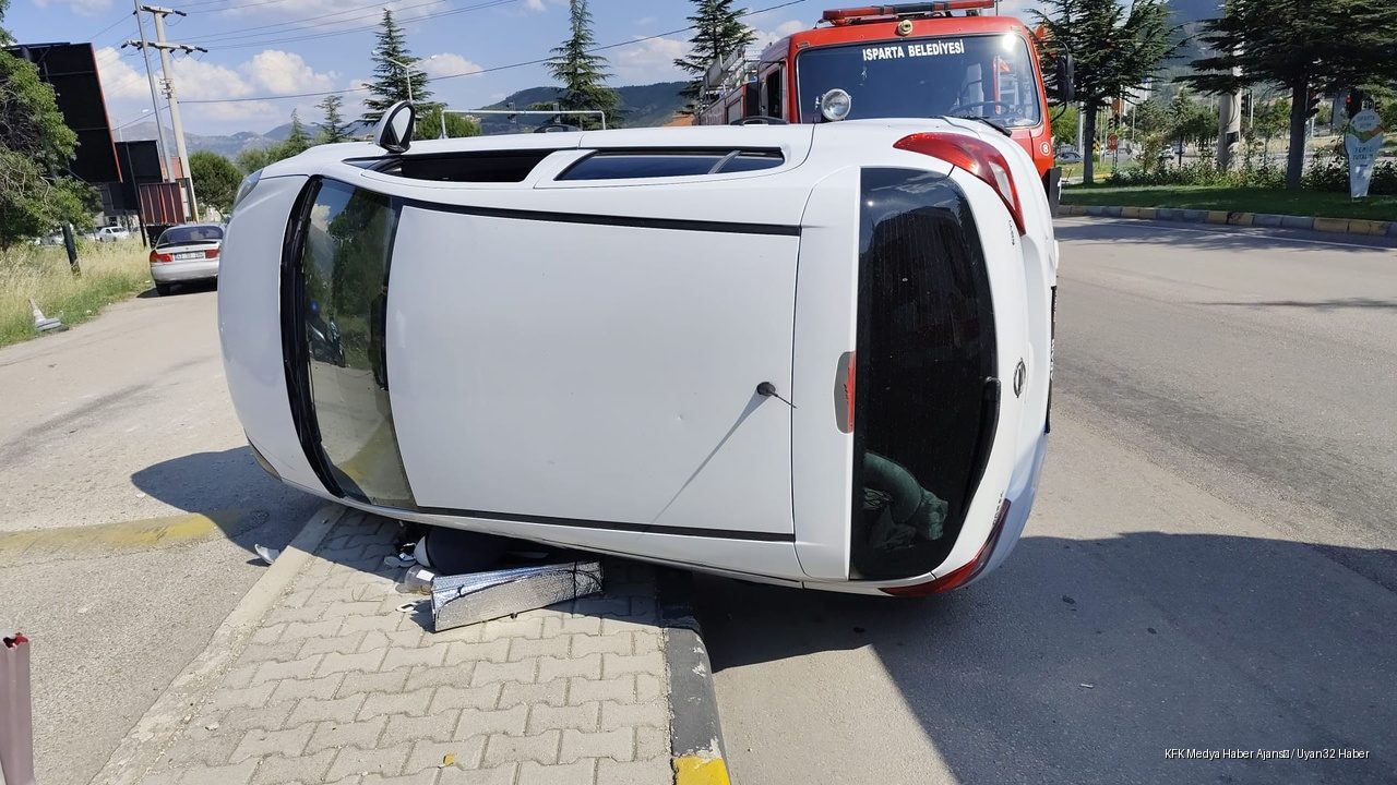 Otomobil kaldırıma çarpıp yan yattı Sürücü itfaiye ekiplerince kurtarıldı