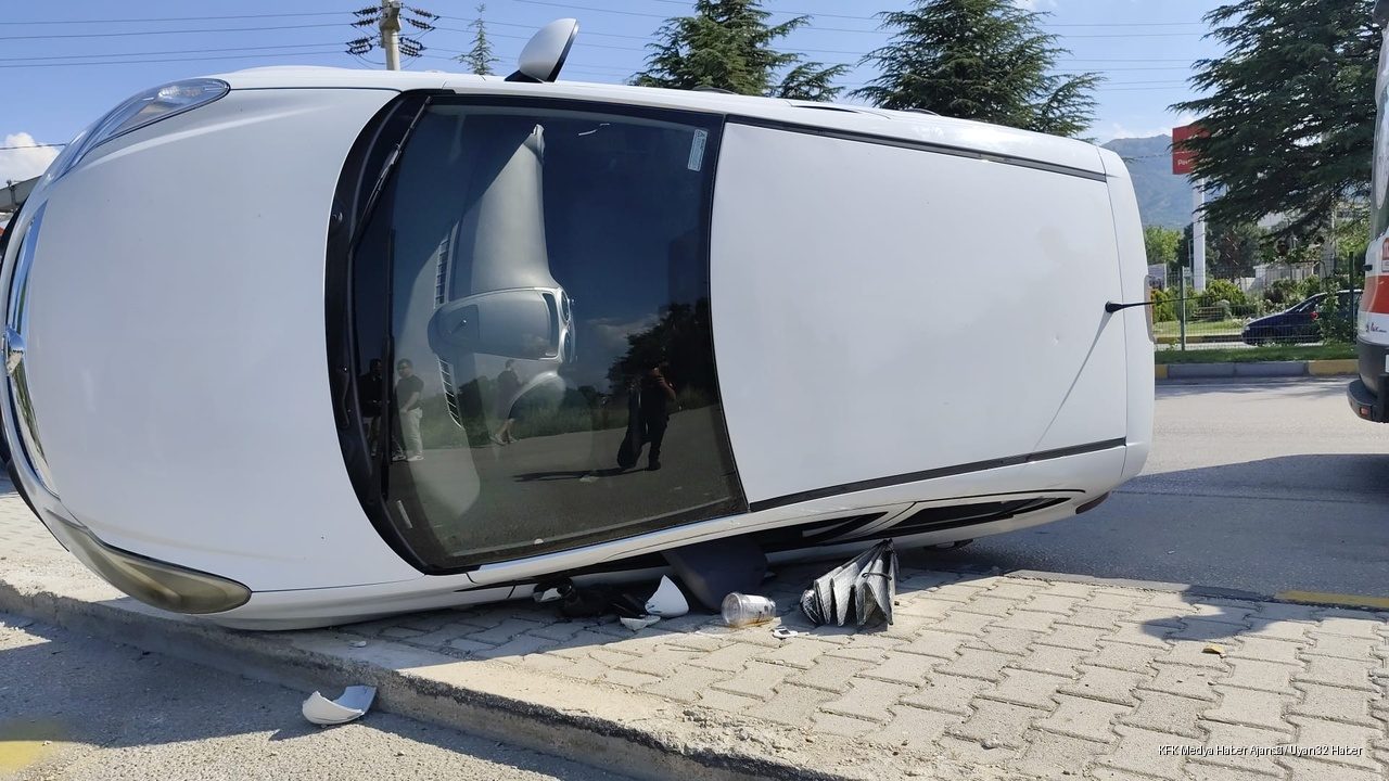 Otomobil kaldırıma çarpıp yan yattı Sürücü itfaiye ekiplerince kurtarıldı