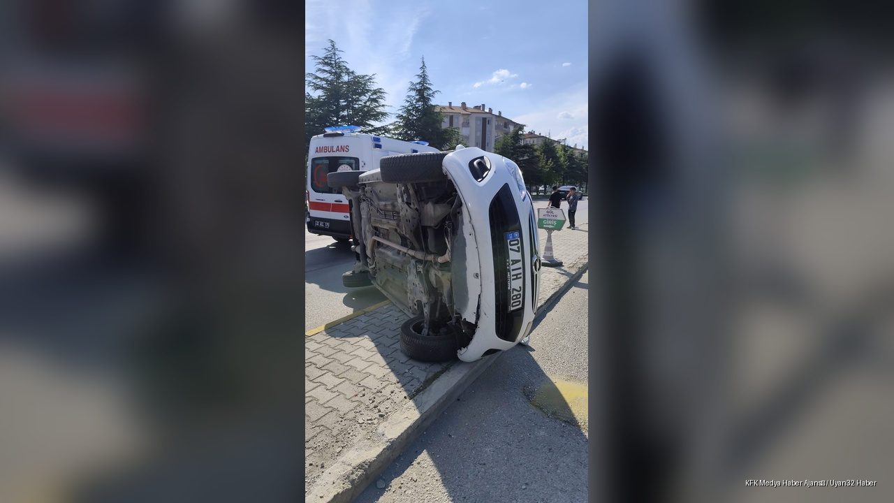 Otomobil kaldırıma çarpıp yan yattı Sürücü itfaiye ekiplerince kurtarıldı