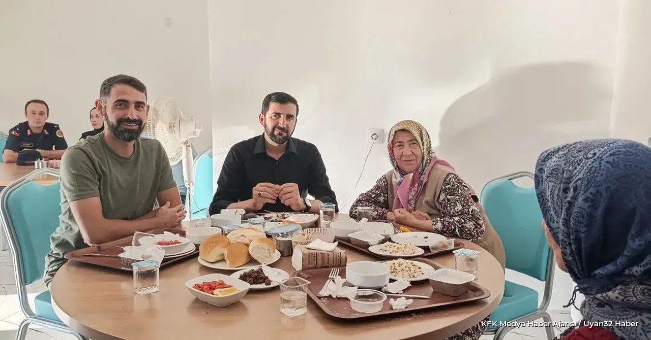 Büyüklerle Anlamlı Akşam Yemeği