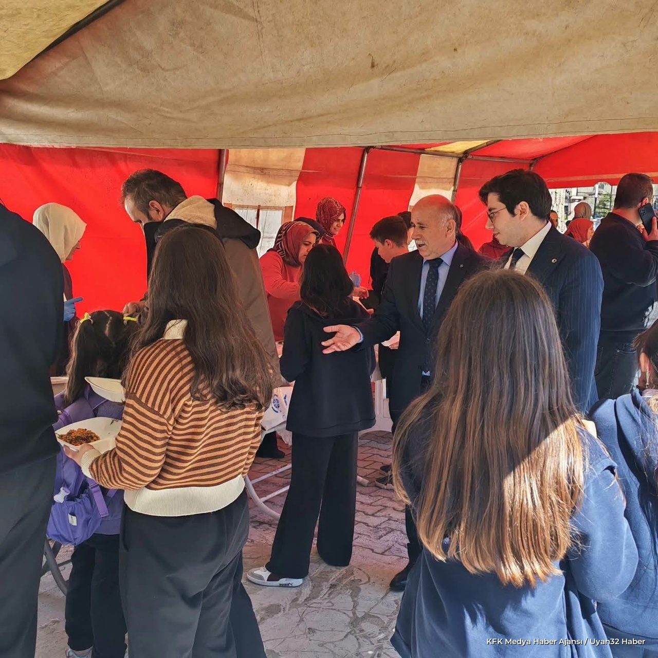Şarkikaraağaç'ta Okul Kermesi: Kaymakam Uzuner Stantları Gezdi - Detay 2