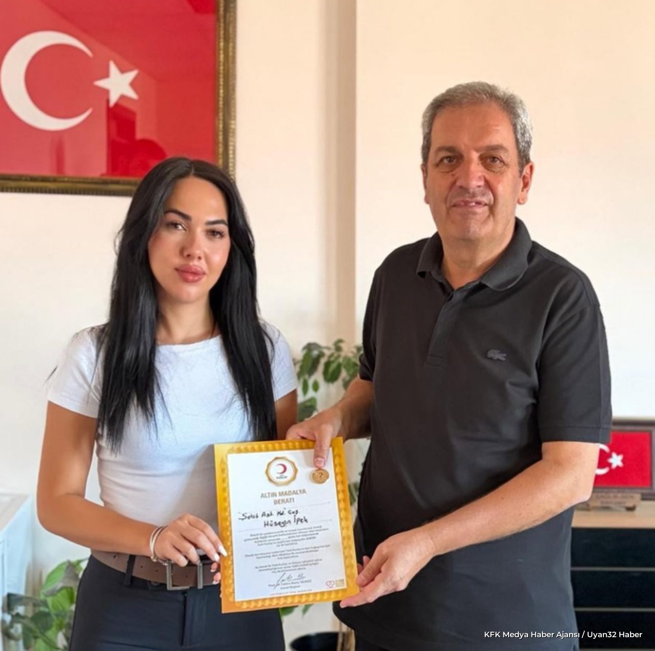 Şehit Hüseyin İpek'in Kızılay Altın Madalyası Eşine Takdim Edildi - Detay 2