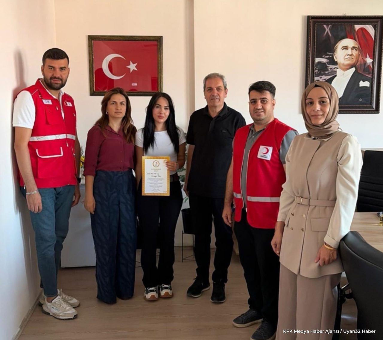 Şehit Hüseyin İpek'in Kızılay Altın Madalyası Eşine Takdim Edildi - Detay 3