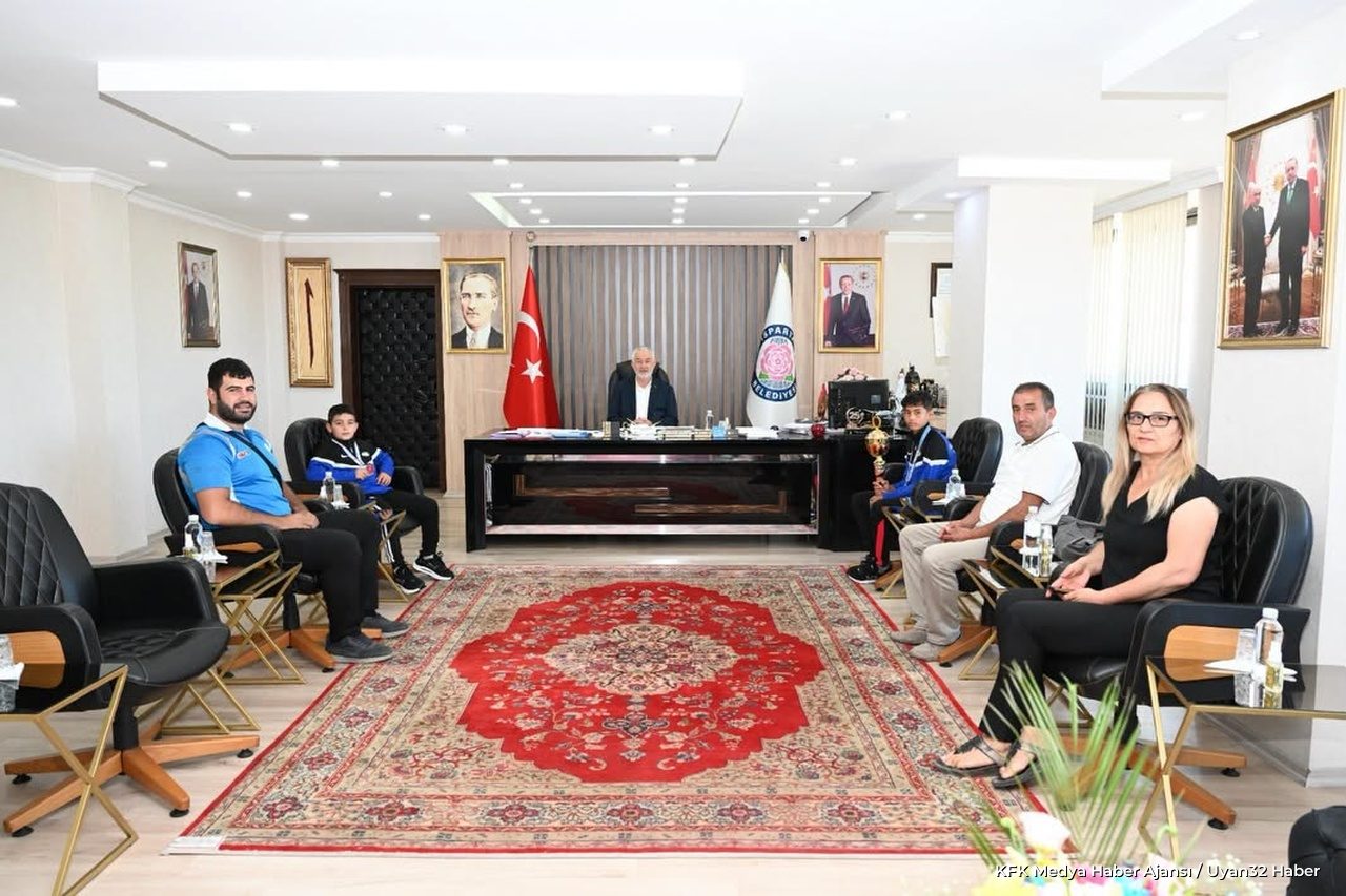 Minik Güreşçilerden Başkan'a Ziyaret
