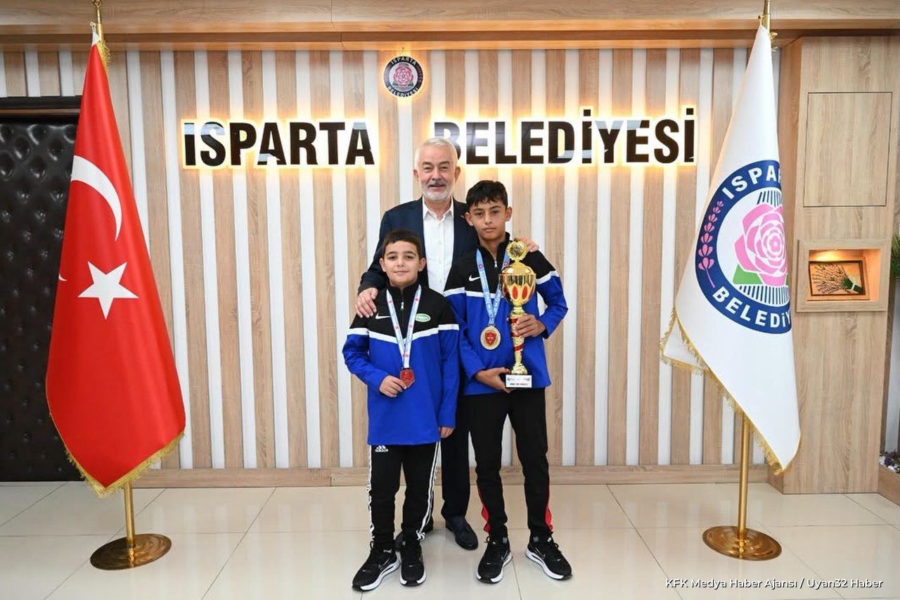 Minik Güreşçilerden Başkan'a Ziyaret - Detay 2