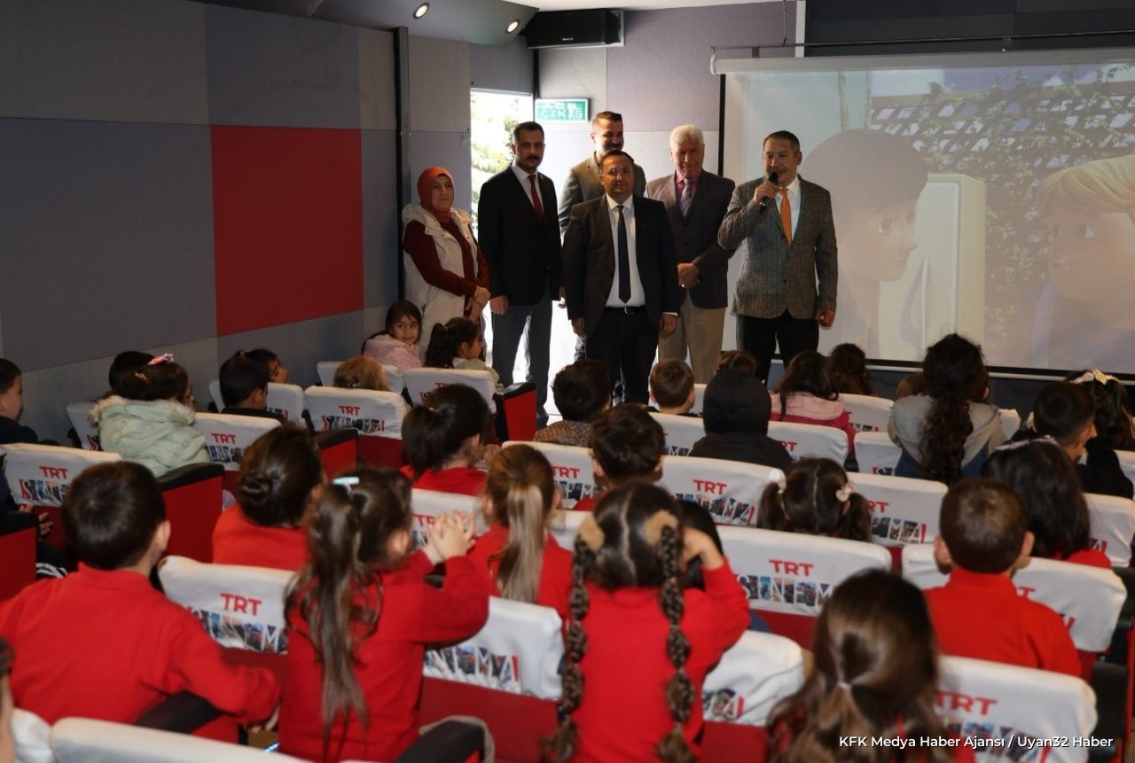 TRT Sinema Tırı Dinar'da Öğrencilerle Buluştu: Beyaz Perde Coşkusu