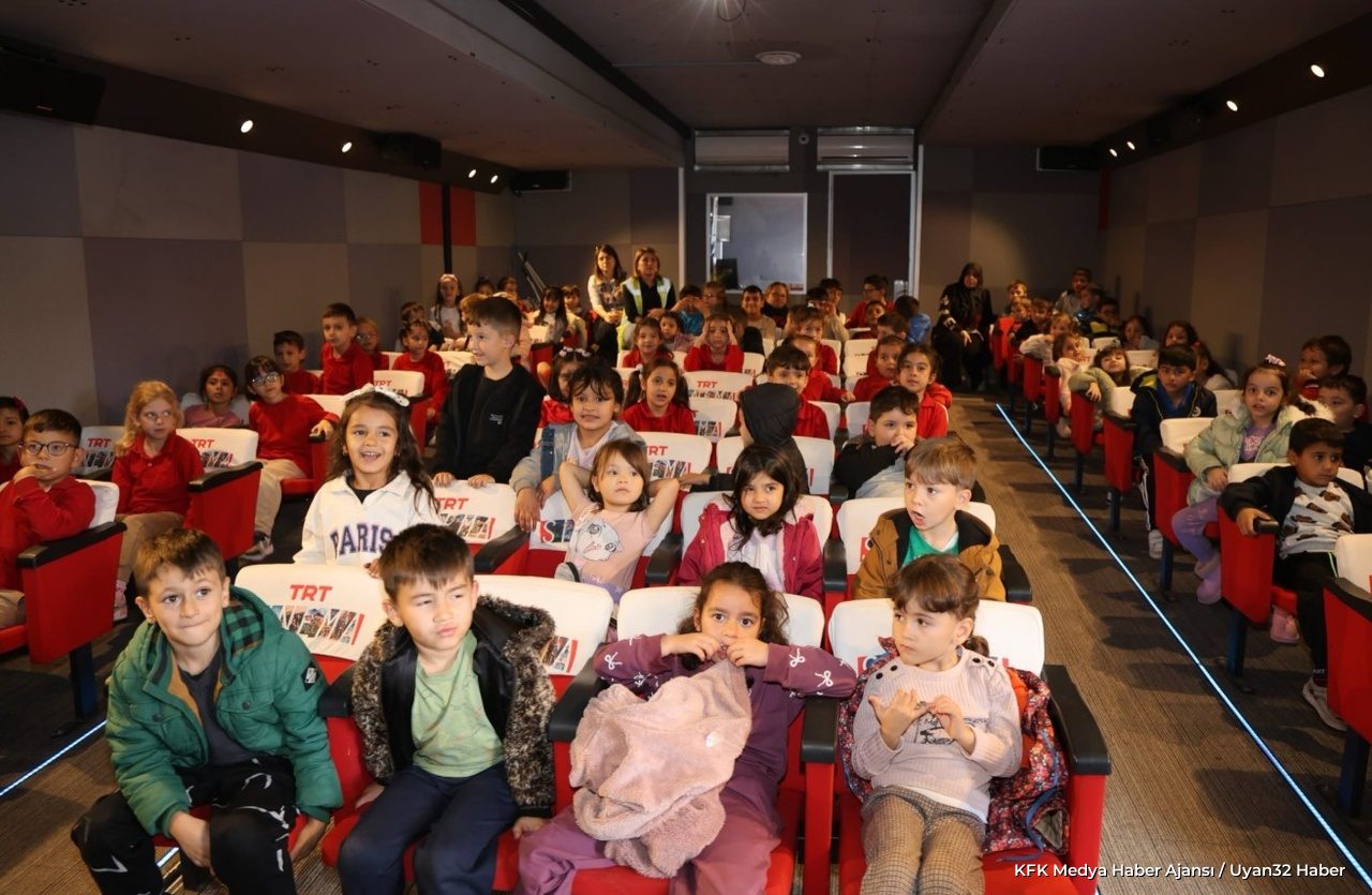 TRT Sinema Tırı Dinar'da Öğrencilerle Buluştu: Beyaz Perde Coşkusu - Detay 2