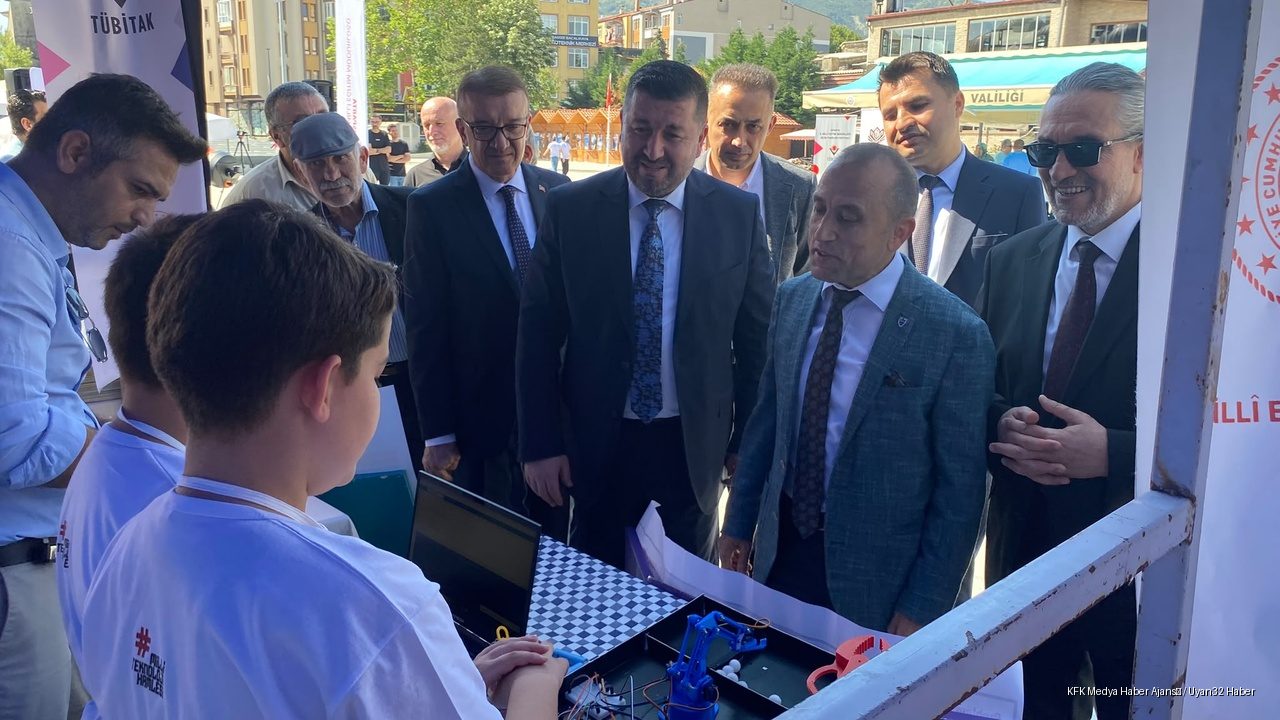 Tübitak 4006-C Bilim Fuarı Renkli Görüntülerle Açıldı
