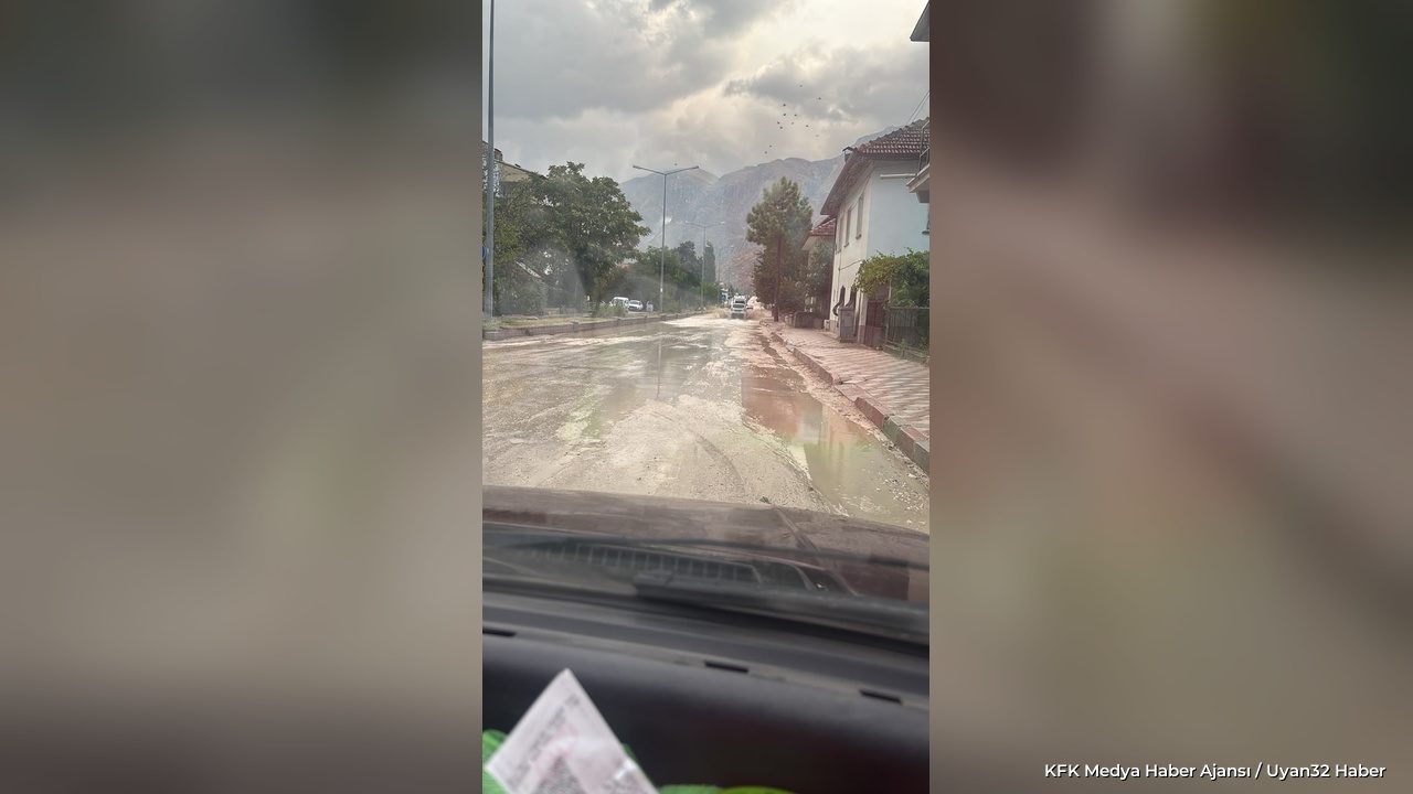 Uluborlu'da Sağanak Yağış Etkili Oldu: Yollar Suyla Kaplandı