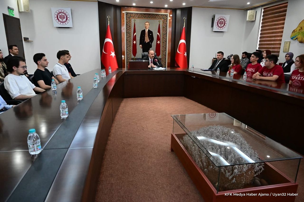 Vali Abdullah Erin, LGS ve YKS Birincilerini Ağırladı