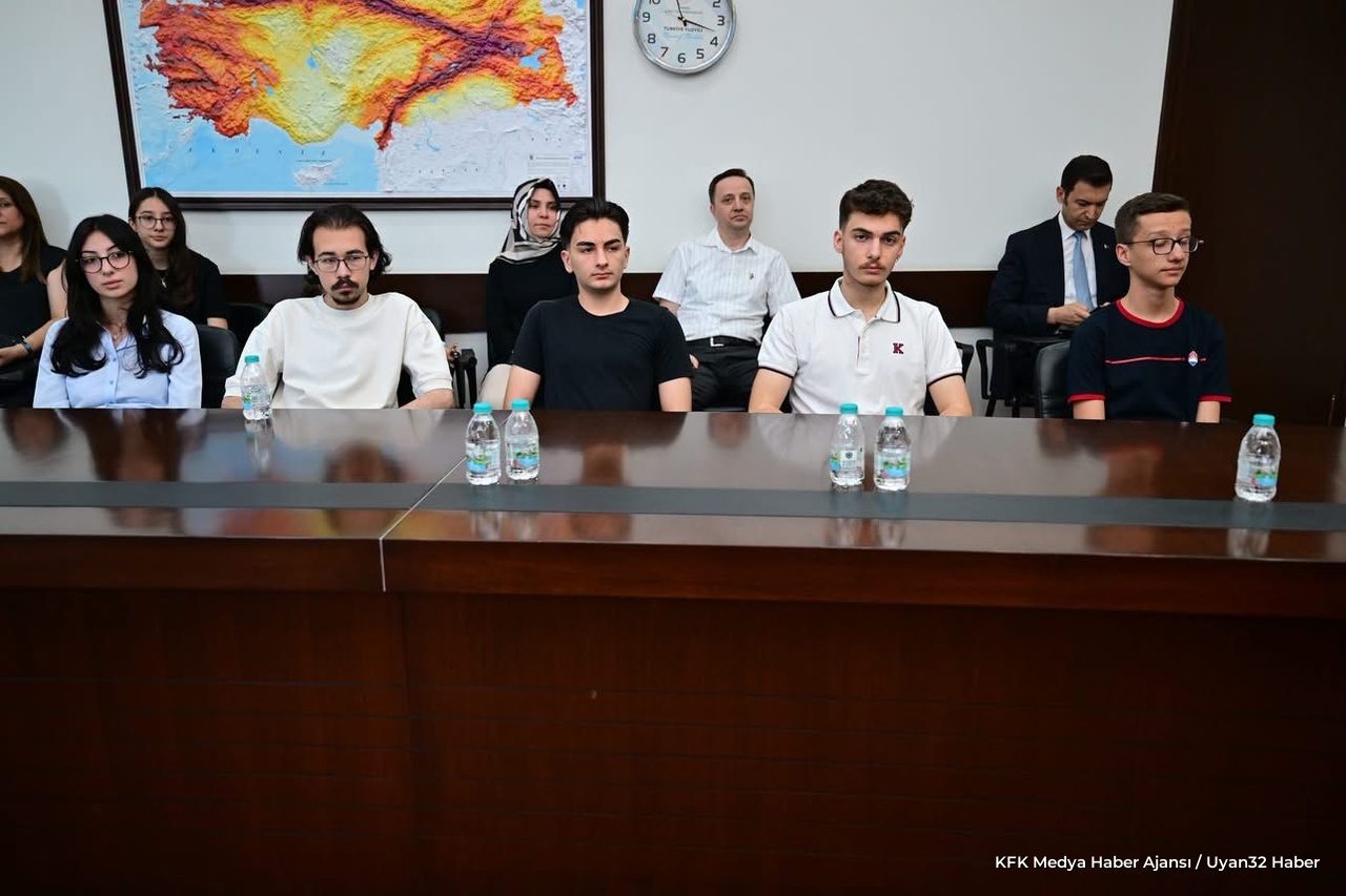 Vali Abdullah Erin, LGS ve YKS Birincilerini Ağırladı