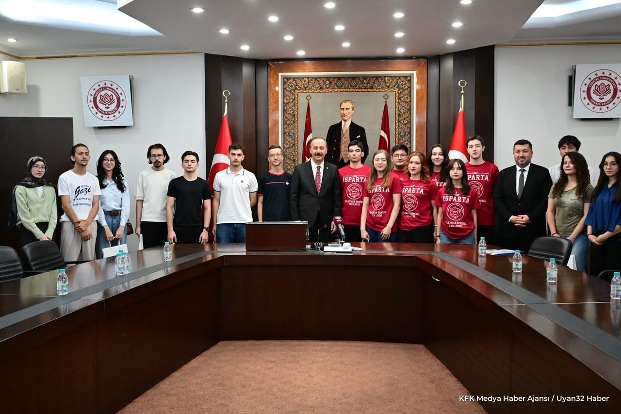 Vali Abdullah Erin, LGS ve YKS Birincilerini Ağırladı