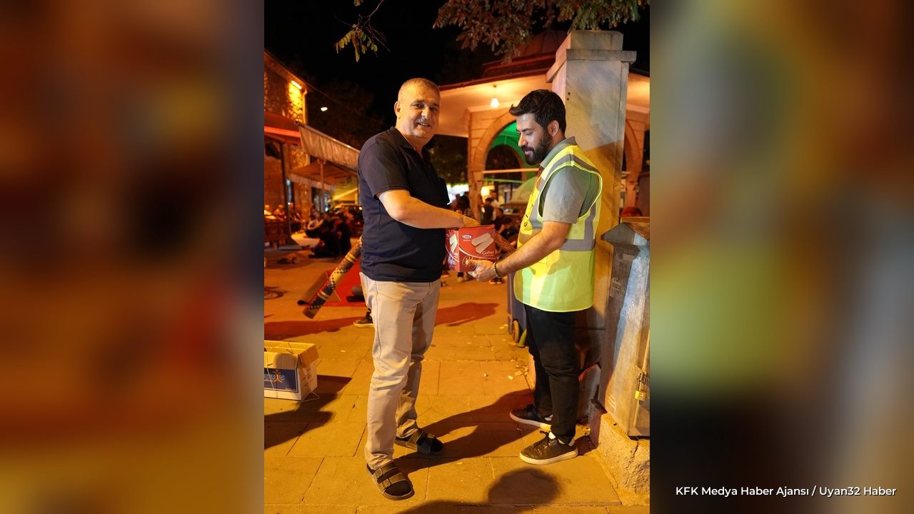 Mevlid Kandili'nde Başkan Kodal İkramda Bulundu