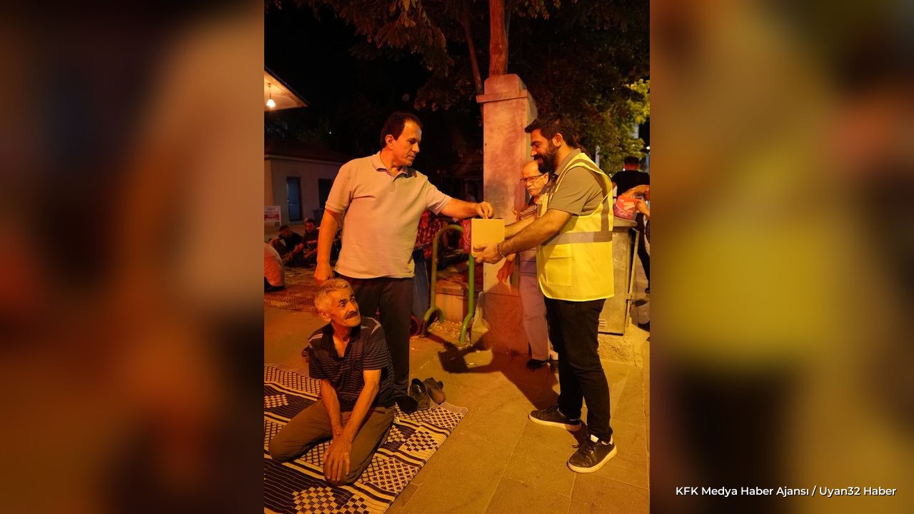 Mevlid Kandili'nde Başkan Kodal İkramda Bulundu
