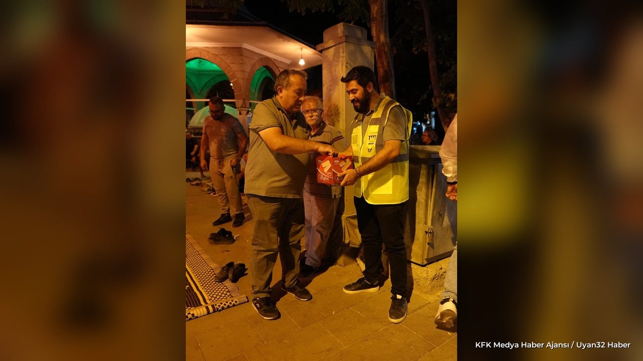 Mevlid Kandili'nde Başkan Kodal İkramda Bulundu